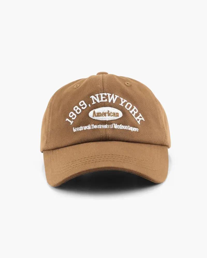 Casquette New York de la marque Old Money, en tissu marron, vue de face avec logo brodé sur le devant.