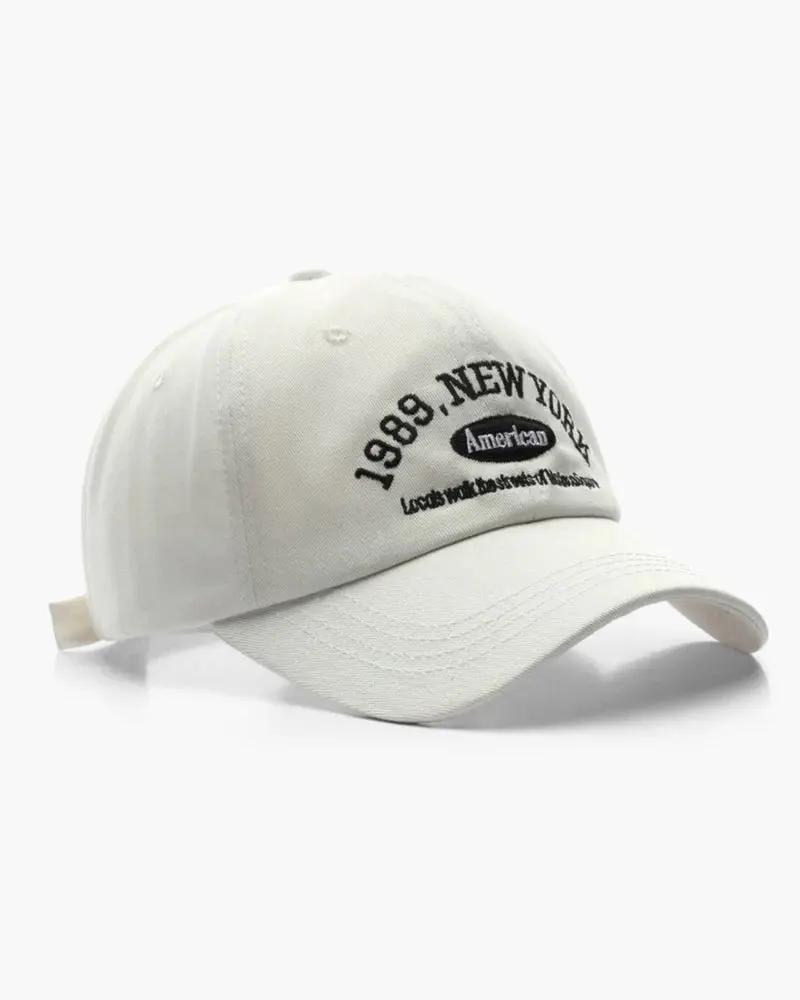 Casquette New York Old Money de couleur brune avec logo brodé, vue de face.