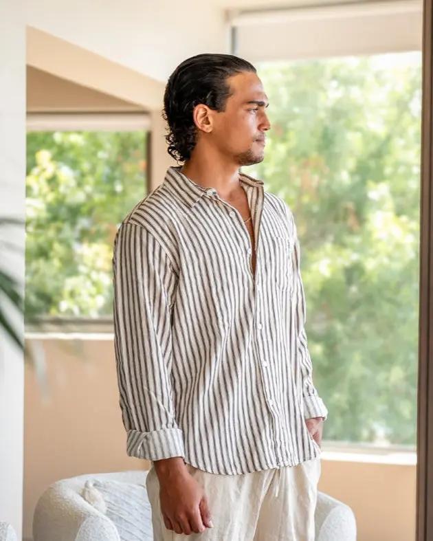 Chemise pour hommes à rayures de la marque Old Money, tissu brun élégant, col classique, manches longues.