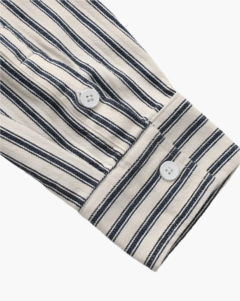 Chemise pour hommes à rayures beiges et marron de la marque Old Money, col classique et manches longues.
