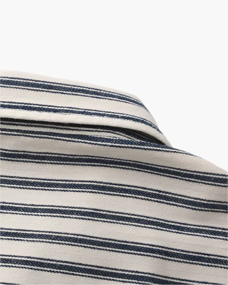 Chemise pour hommes à rayures brunes de la marque Old Money, vue en gros plan sur le tissu et le col.