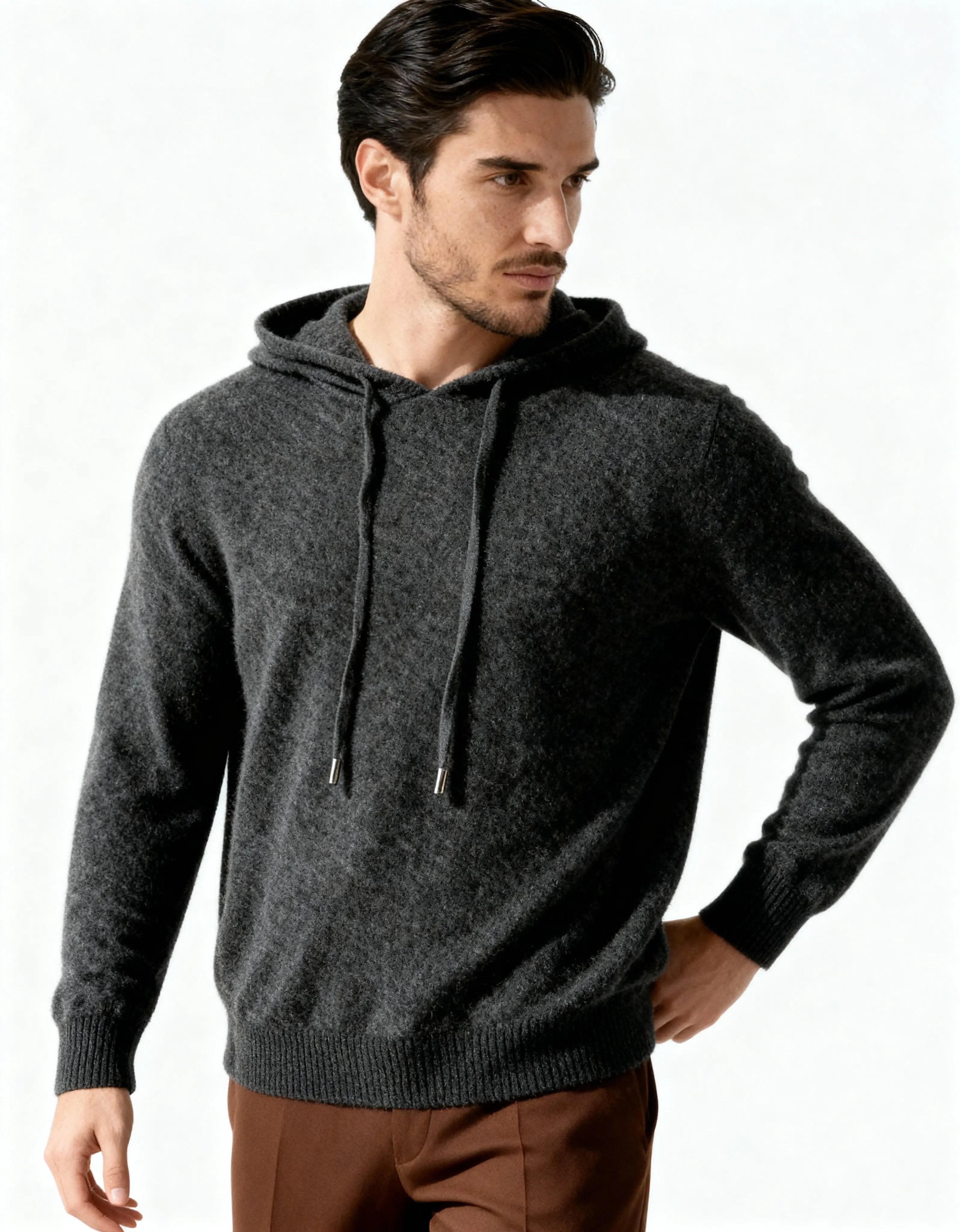 Sweat à capuche en cachemire 100% Old Money couleur gris foncé, vue de face, tissu doux et élégant.