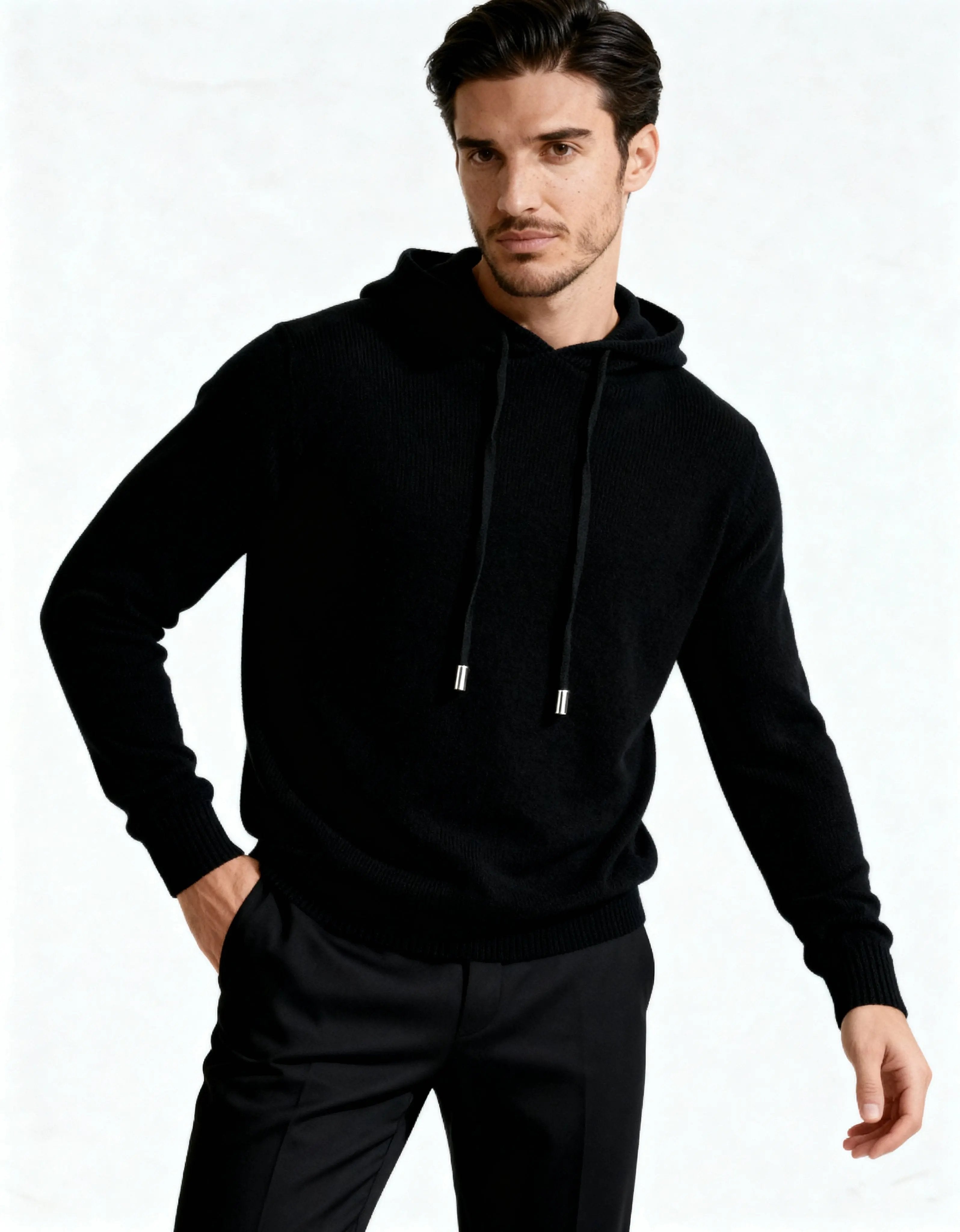 Hoodie en cachemire gris foncé pour femme de la marque Old Money, coupe décontractée et texture douce en cachemire 100%.