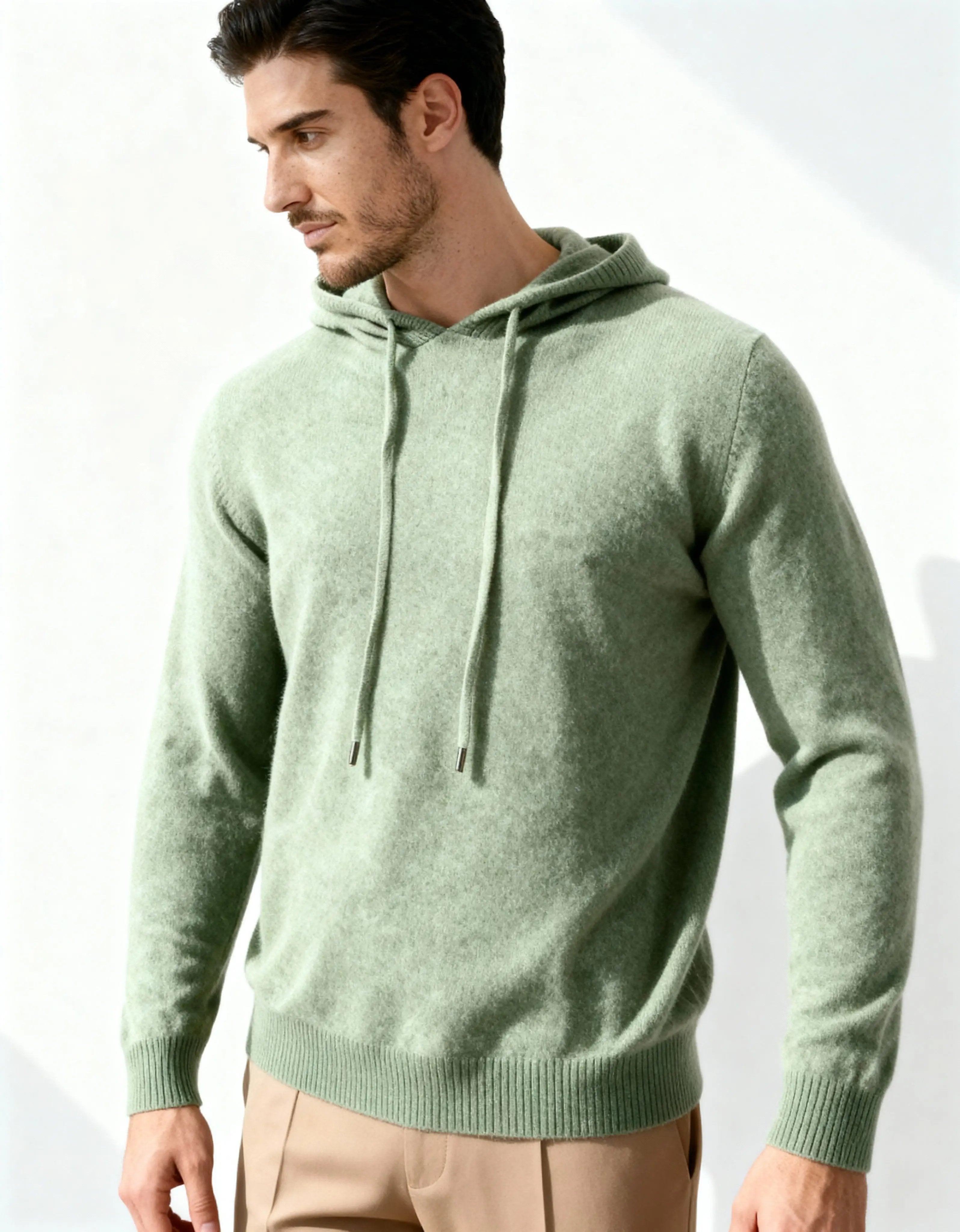 Sweat à capuche en cachemire 100 % gris foncé de la marque Old Money, vue de face sur un fond neutre.