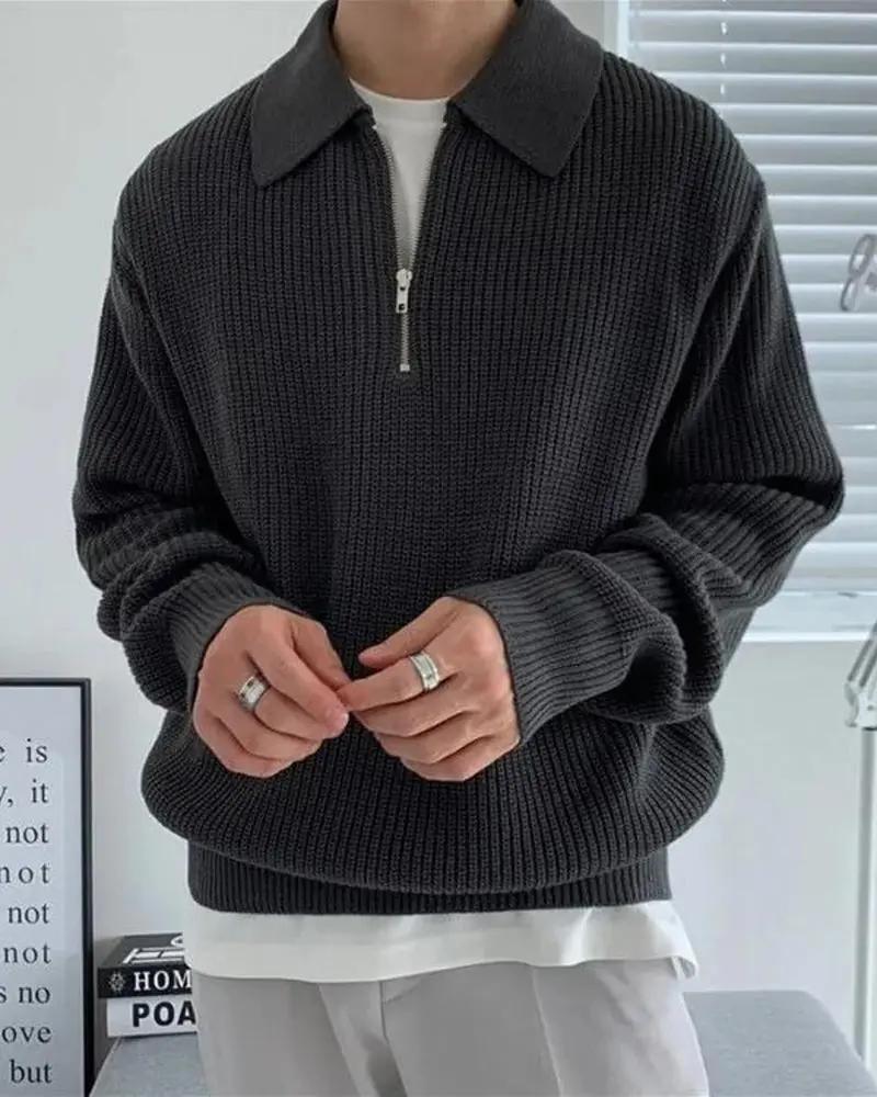 Pull gris foncé Old Money Cesare à demi-zip, en tricot doux, porté sur un mannequin.