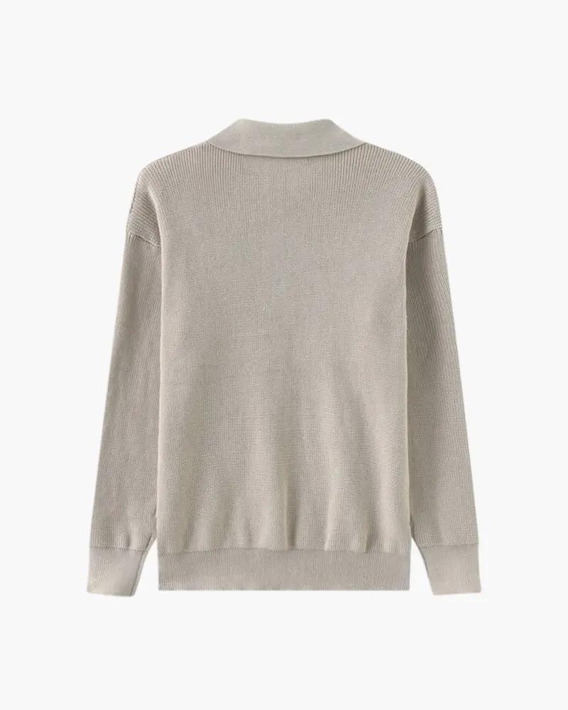 Pull à col cheminée Old Money Cesare, mi-zip gris foncé, en laine douce, porté sur un mannequin.