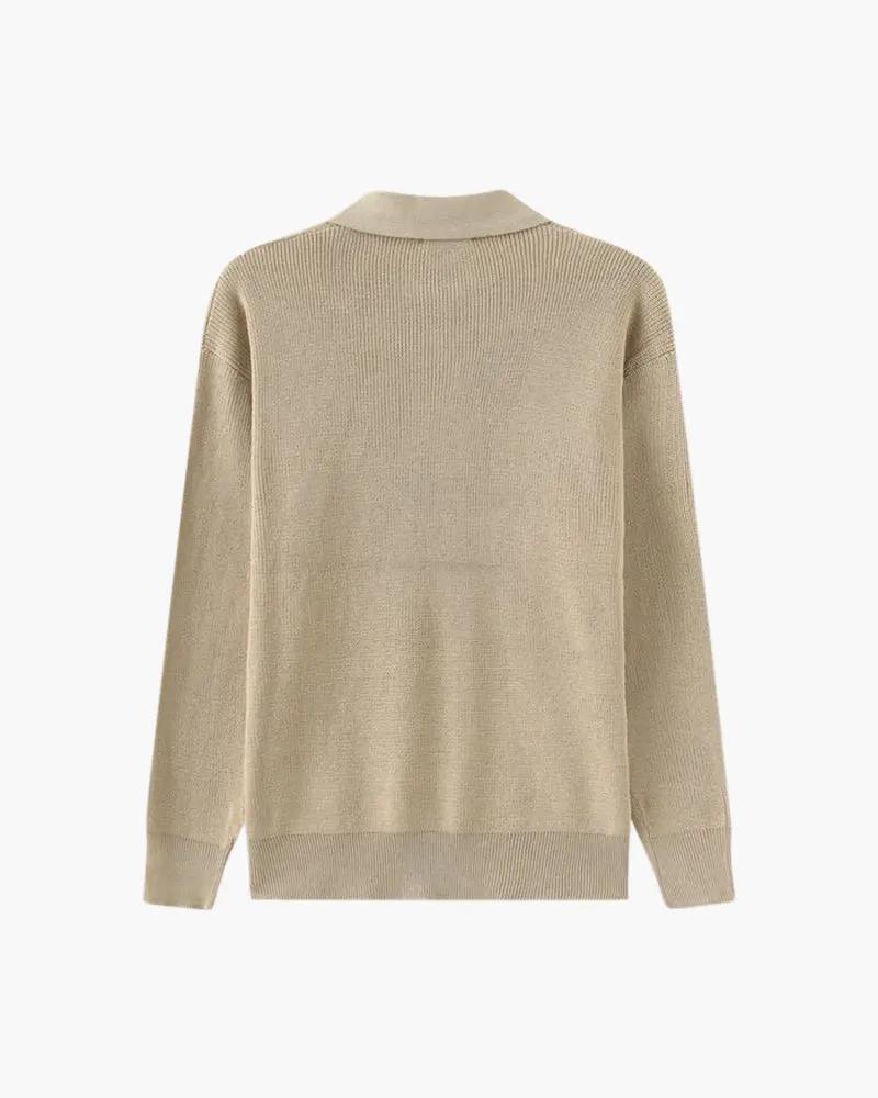 Pull à col ras du cou Old Money Cesare en gris foncé, laine douce et texture élégante, portée sur un mannequin.