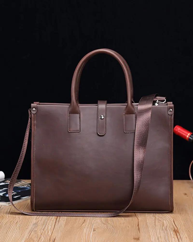 Valise d'affaires élégante Old Money, design sophistiqué en cuir noir avec poignées robustes et compartiments spacieux.