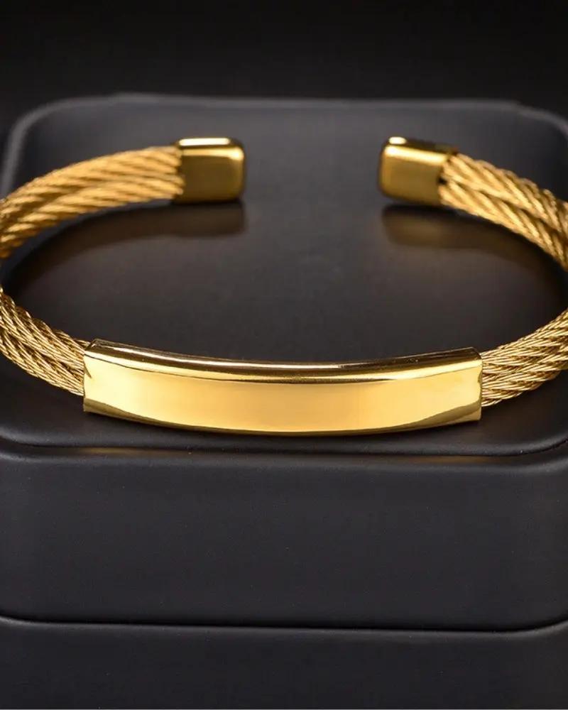 Bracelet en câble Torque de la marque Old Money, avec finition métallique et design robuste, porté au poignet.