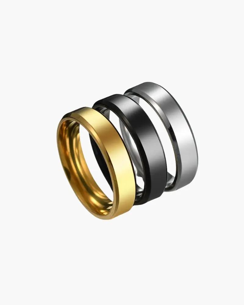 Bague Trinity en acier avec détails en or de la marque Old Money, montrant le design élégant sur fond neutre.