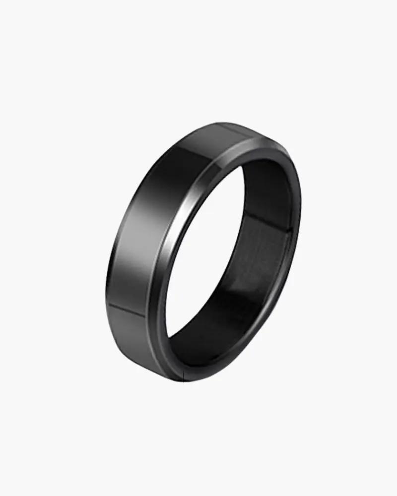 Bague en acier Trinity en or de la marque Old Money, design élégant avec détails complexes et finition brillante.