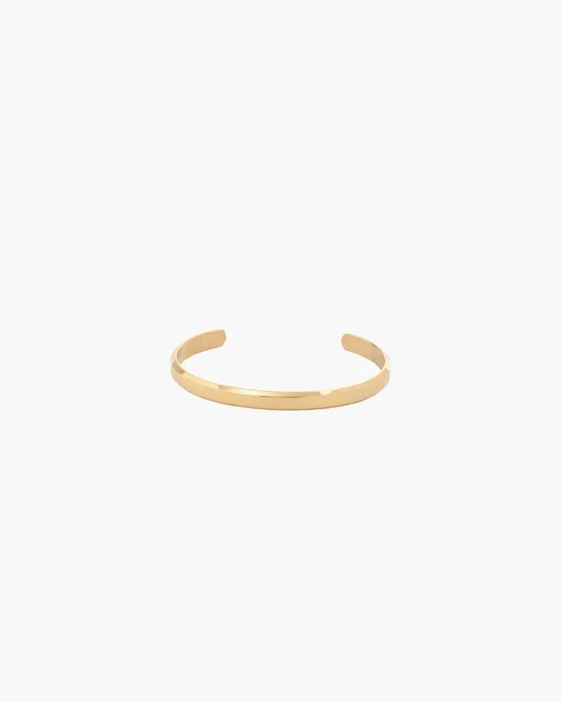 Poignet en or Old Money Core Cuff, bracelet élégant en or avec design minimaliste visible sur l'image.