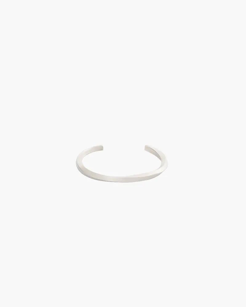 Bracelet en or Old Money Core Cuff avec finition élégante, porté sur le poignet, en gros plan.