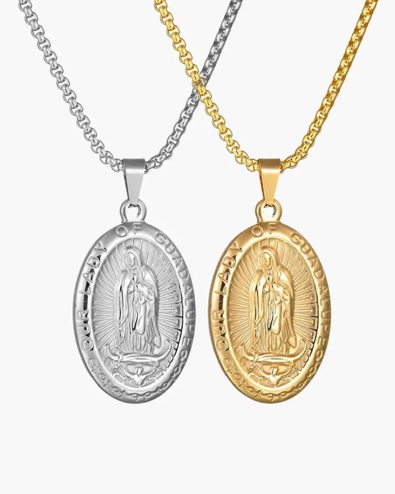 Medaille ovale en or de la marque Old Money, détail élégant avec motif gravé, visible dans l'image.