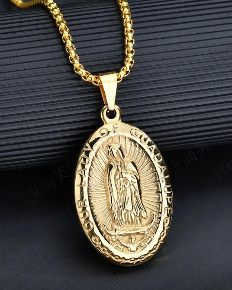 Medaille ovale en or de la marque Old Money, détail fin et finition élégante, vue de face sur fond clair