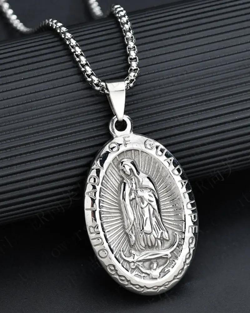 Medaille ovale en or de la marque Old Money, détails élégants et finition brillante visible sur l'image.