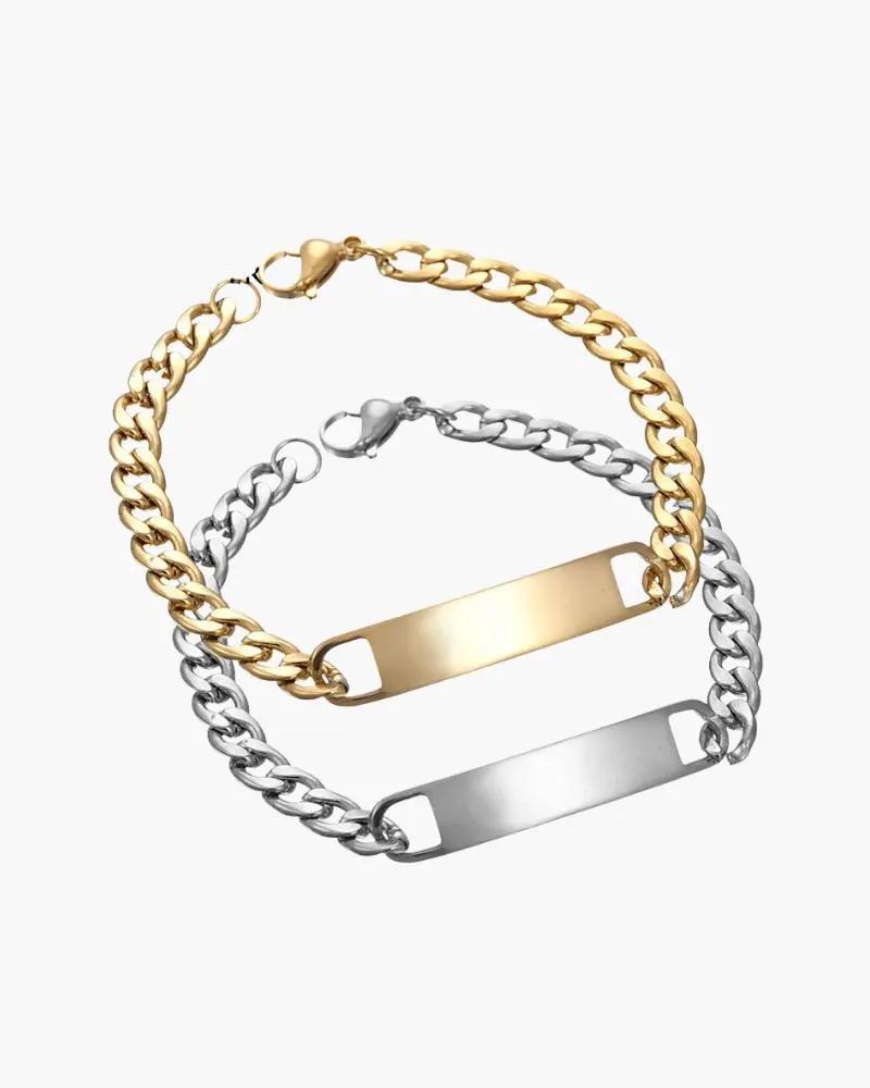 Bracelet chaîne signature en or Old Money, motif élégant et finition brillante, porté sur le poignet.