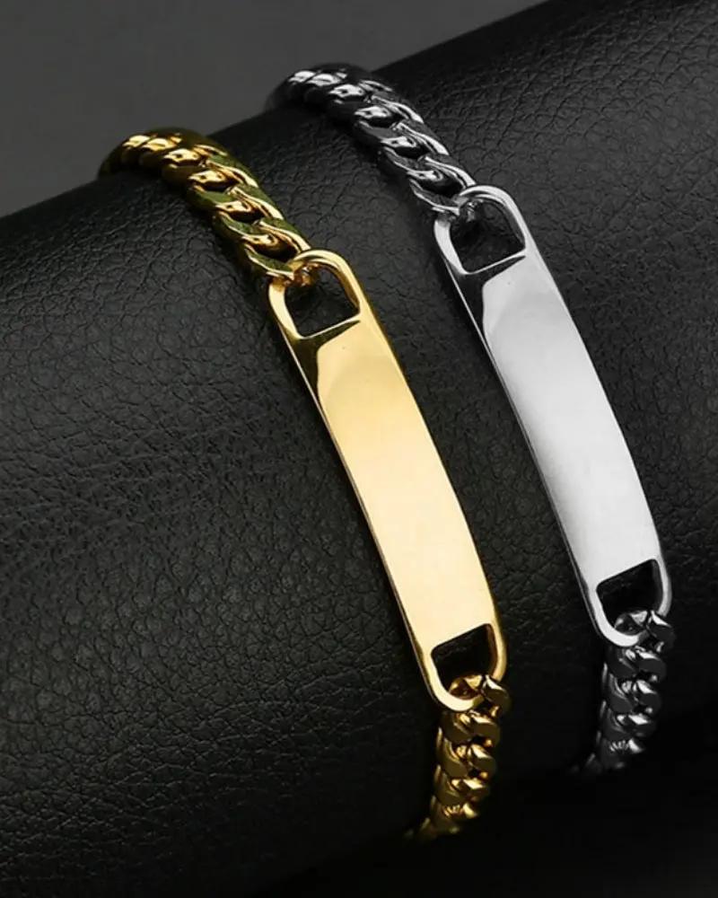 Bracelet chaîne signature en or Old Money, finition élégante et détails sophistiqués visibles sur la chaîne.