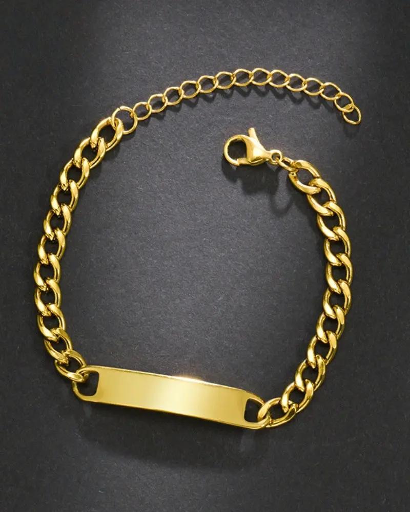Bracelet chaîne signature en or Old Money, montre les maillons élégants et le design sophistiqué du bijou.