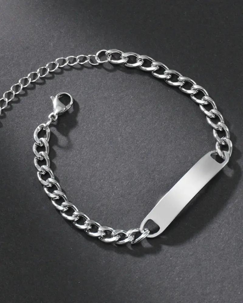 Bracelet chaîne signature en or Old Money, style élégant avec maillons fins et finition brillante.