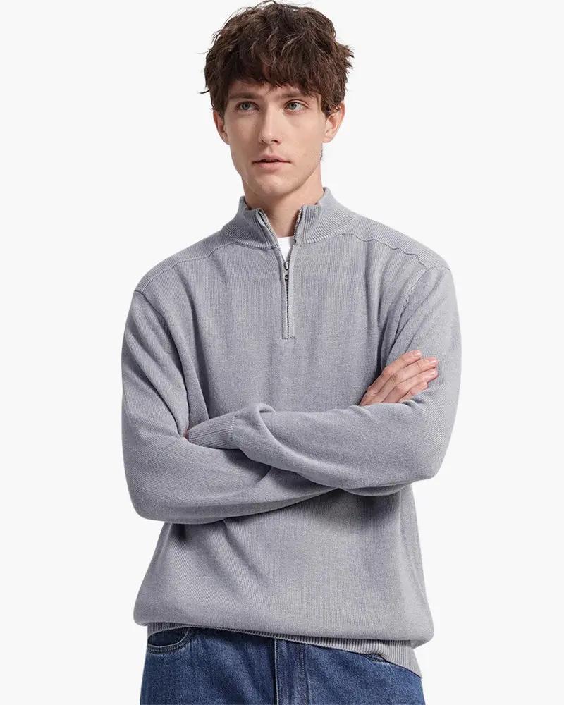 Pull zippé en laine 100 % mérinos gris de la marque Old Money, détails du col et fermeture éclair visible.