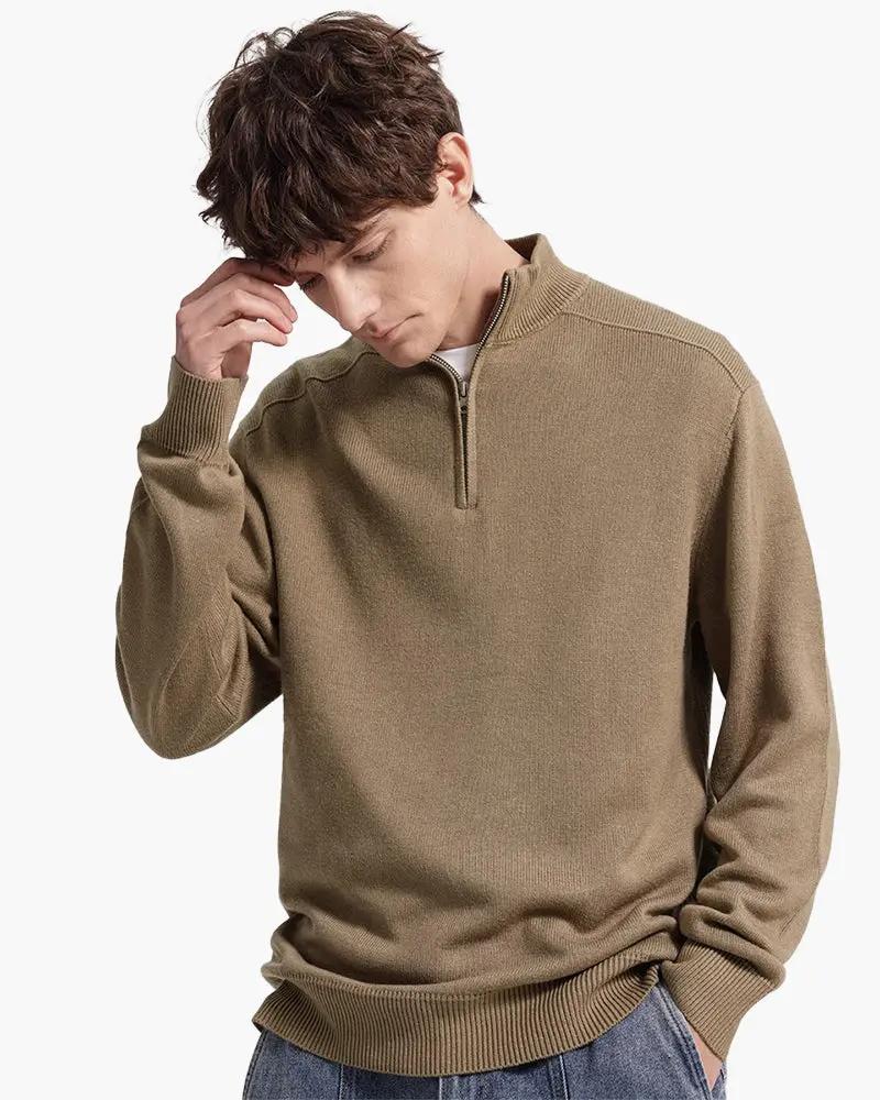 Pull zippé en laine mérinos 100 % gris de la marque Old Money, détail de la fermeture éclair et texture douce.