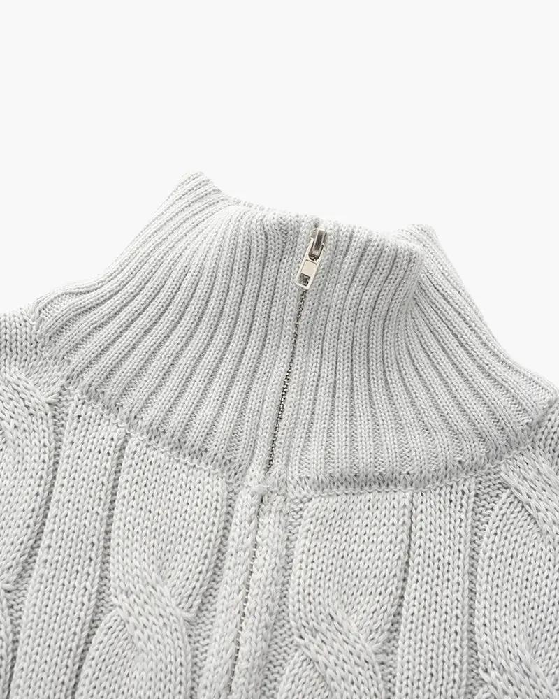 Pull à col zippé moitié Verbier de Old Money, pull gris en laine douce avec logo brodé, porté sur un mannequin.