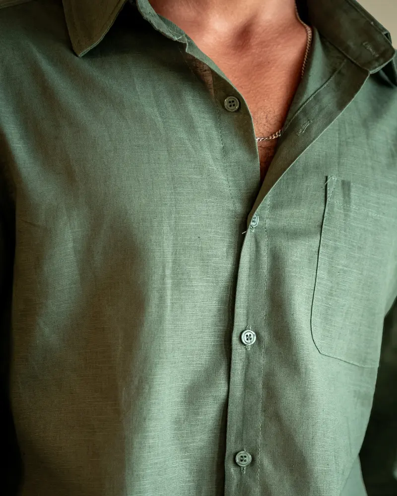 Chemise en lin Old Money Combo verte et beige, manches longues, style décontracté et élégant.