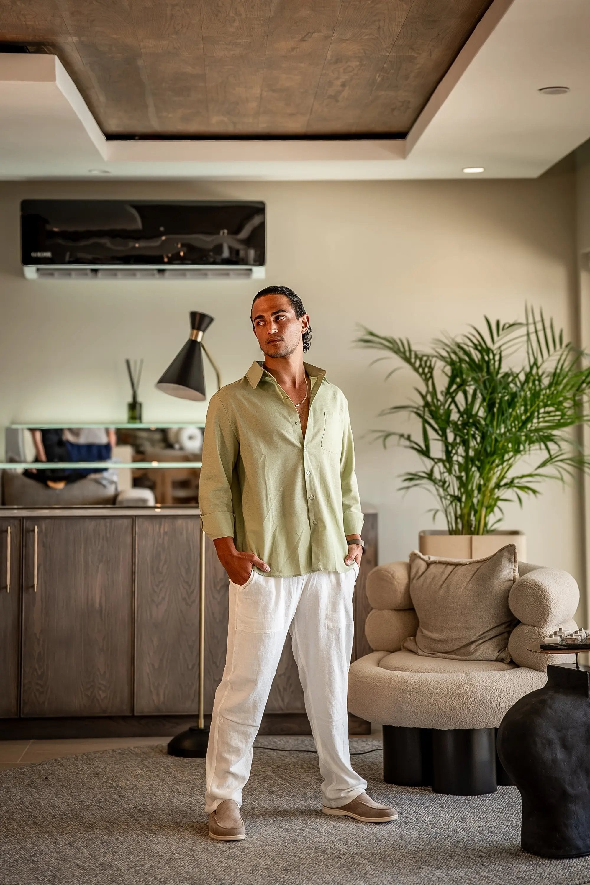 Chemise Old Money en lin vert et beige, longue avec col classique, vêtement élégant et confortable.