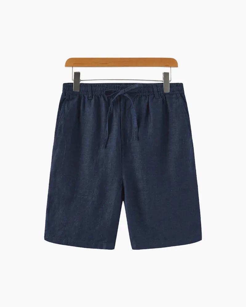 Shorts en lin premium Casablanca de la marque Old Money, couleur vert beige, avec détails visibles, porté dans une ambiance décontractée