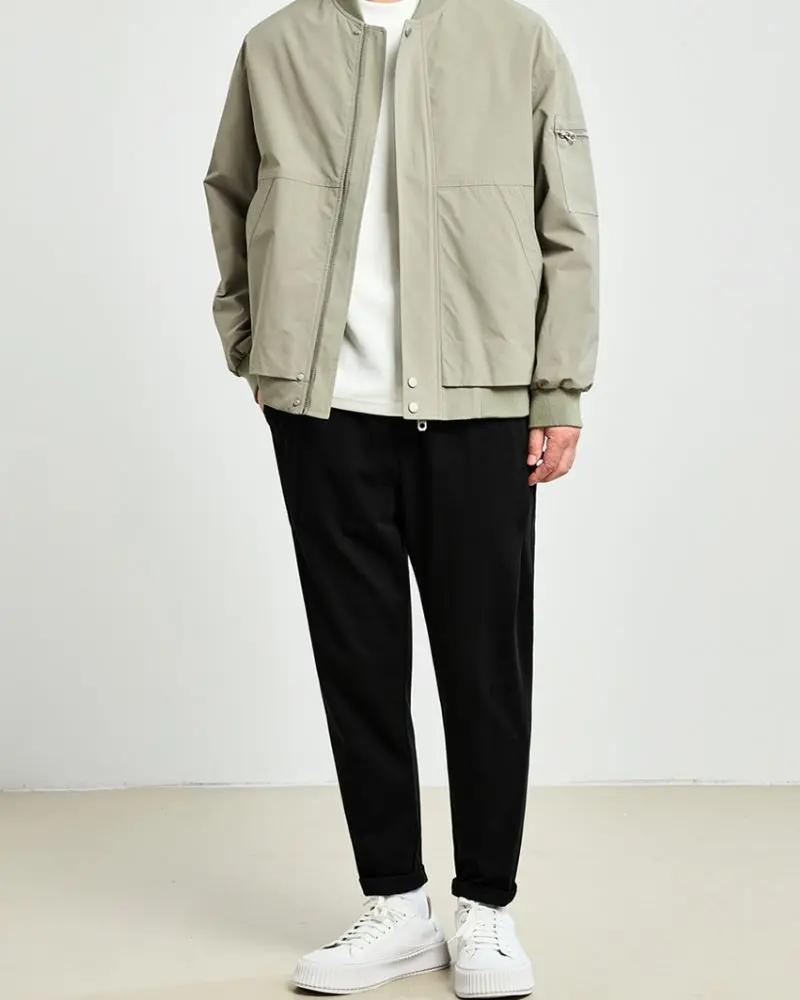 Veste bomber minimaliste grise de la marque Old Money, élégante et simple, avec coupe épurée et détails discrets.