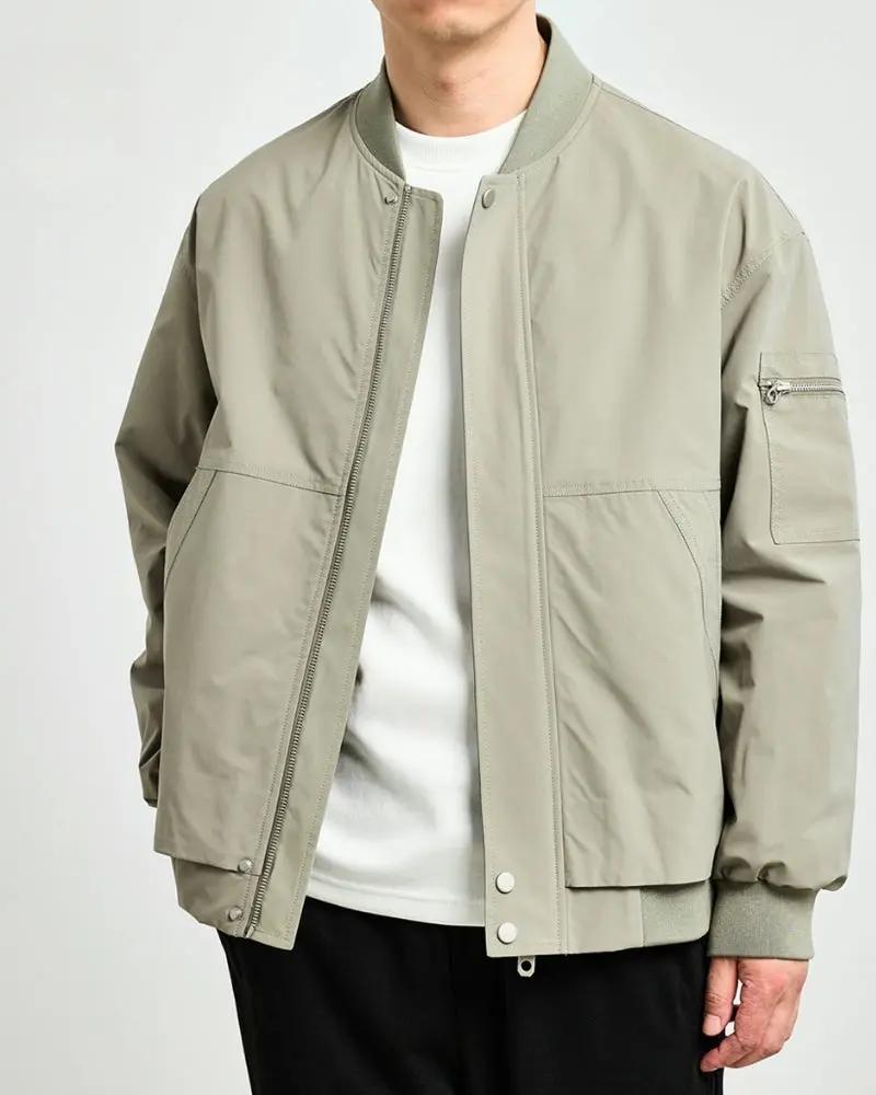 Veste bomber minimaliste grise de la marque Old Money, élégante et simple, visible en gros plan sur un fond neutre.