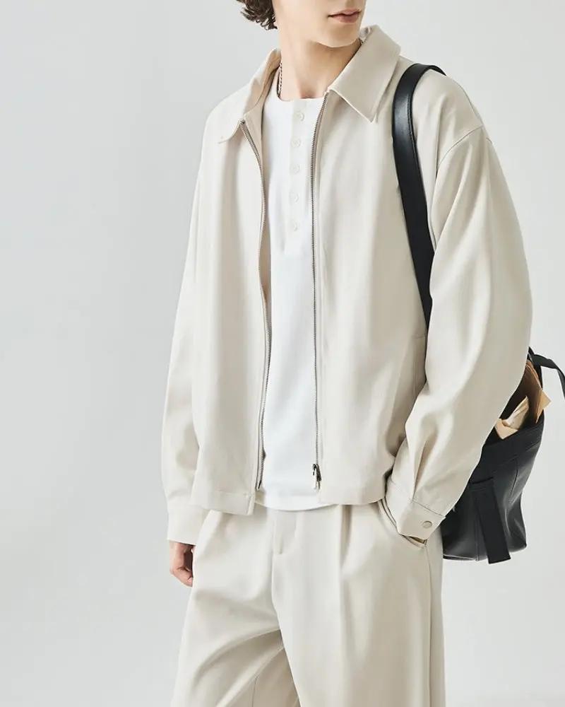 Veste zippée minimaliste Old Money de couleur ivoire, style épuré et moderne, vue de face sur fond blanc.