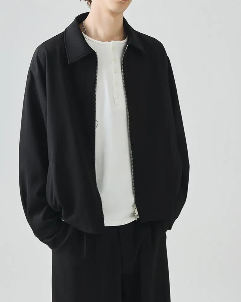Veste zippée minimaliste Old Money de couleur ivoire, style épuré et moderne, avec fermeture éclair visible et col montant.