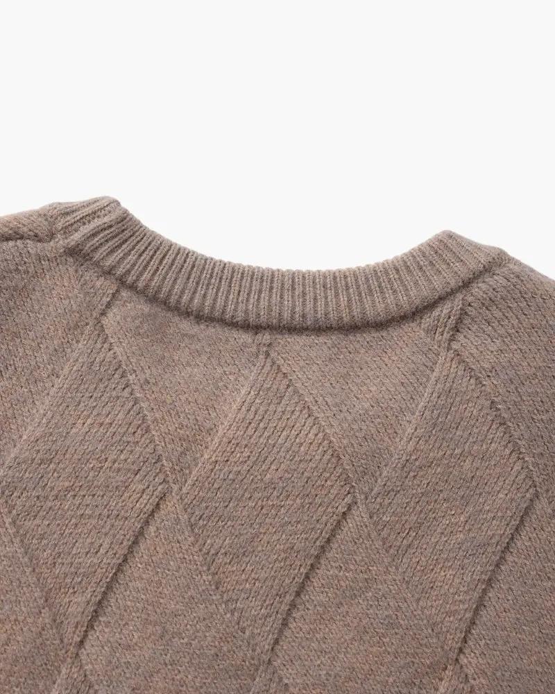 Pull en laine ivoire avec logo Old Money, col rond et motif en diamant, pour un style élégant et confortable.