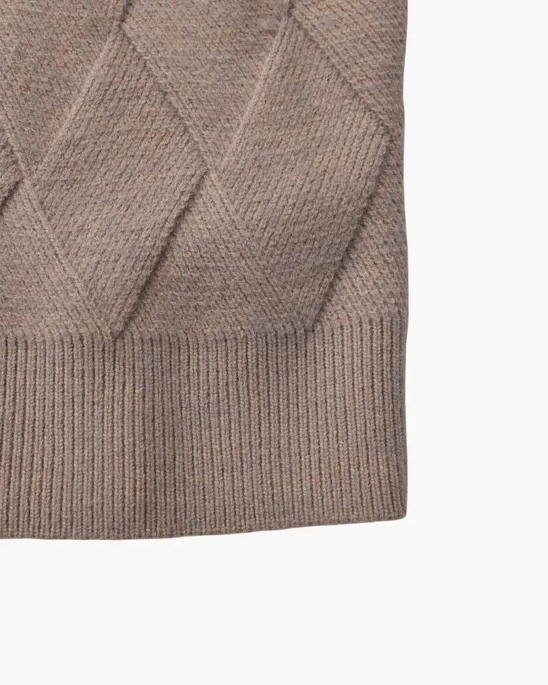 Pull en maille diamant Old Money ivoire, col rond, coupe ajustée, texture tissée douce et élégante.