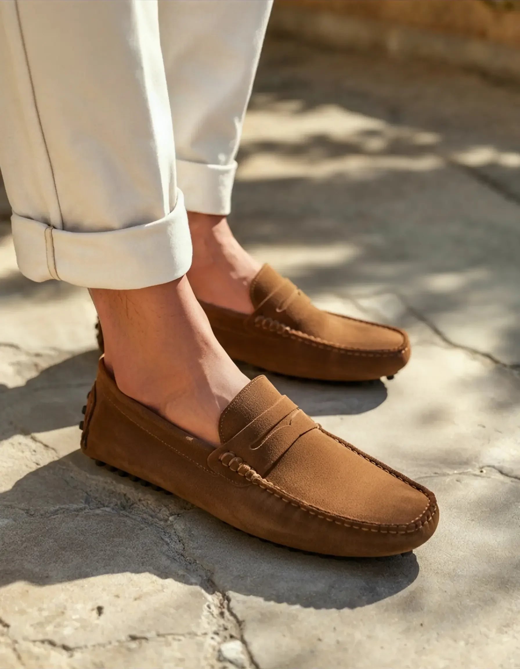 Mocassins driver en daim bleu marine Old Money, taille EU 38, vue de côté sur un fond blanc.