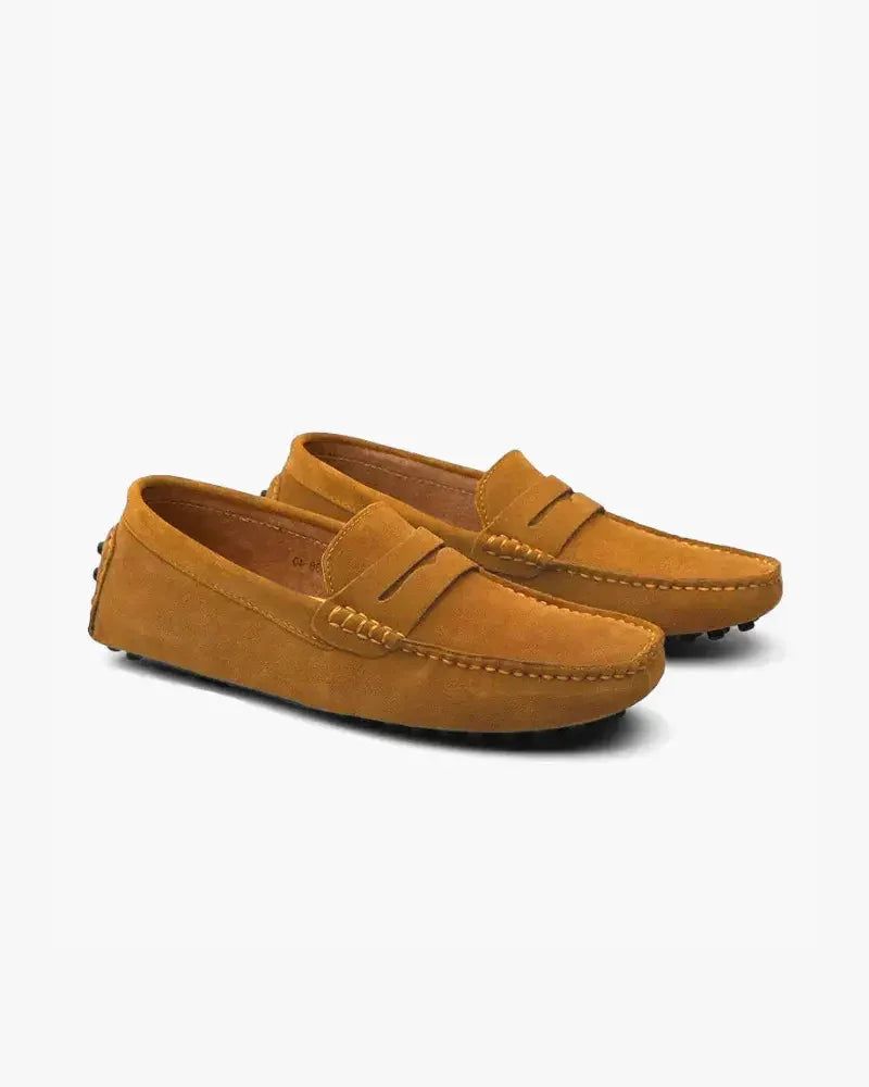 Mocassins en daim Old Money de couleur bleu marine, taille EU 38, style driver, vue en gros plan sur la semelle et le dessus.