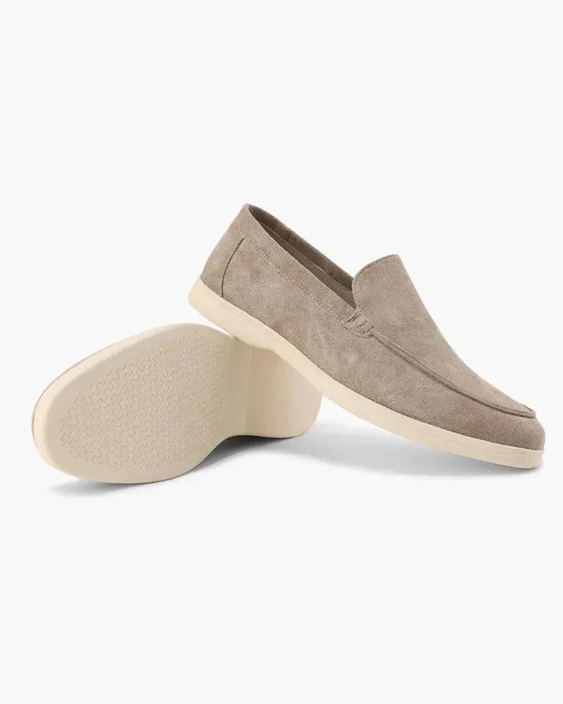 Mocassins en daim Old Money de couleur moka, taille 39 EU, vue de face avec semelle en cuir et détails élégants.