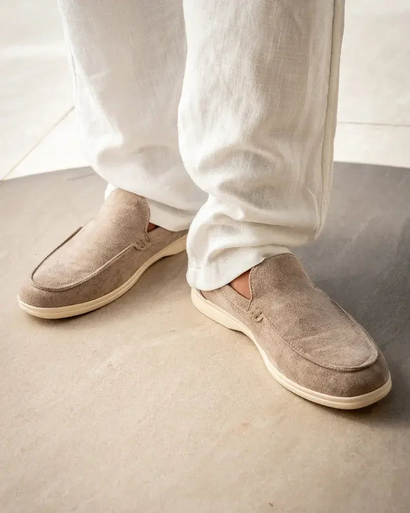 Mocassins en daim Old Money de couleur mocha, pointure EU 39, vue de face avec détails du tissu en daim.