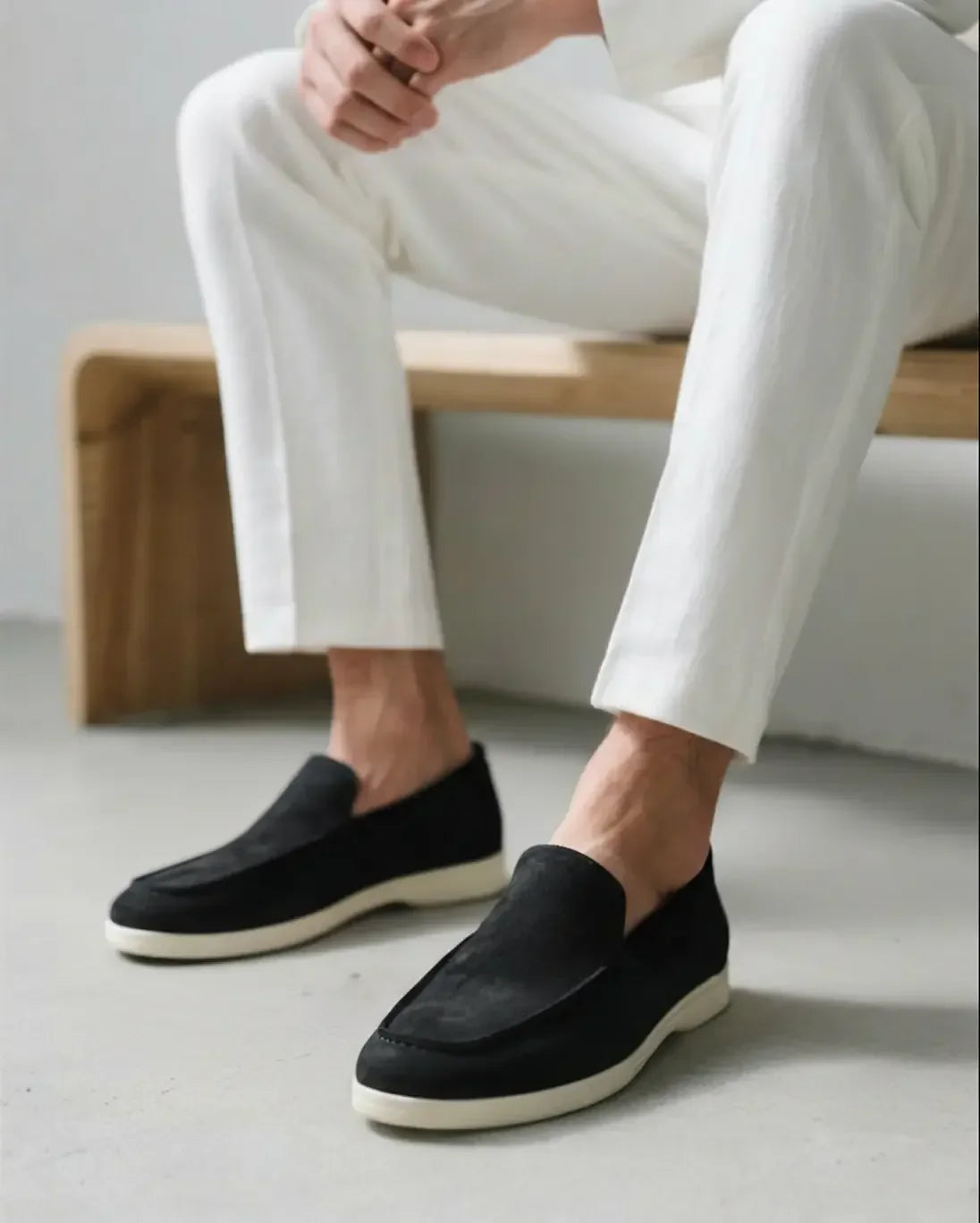 Mocassins en daim Old Money de couleur marron, taille 39 EU, vue de face avec détails en daim et semelle en caoutchouc.