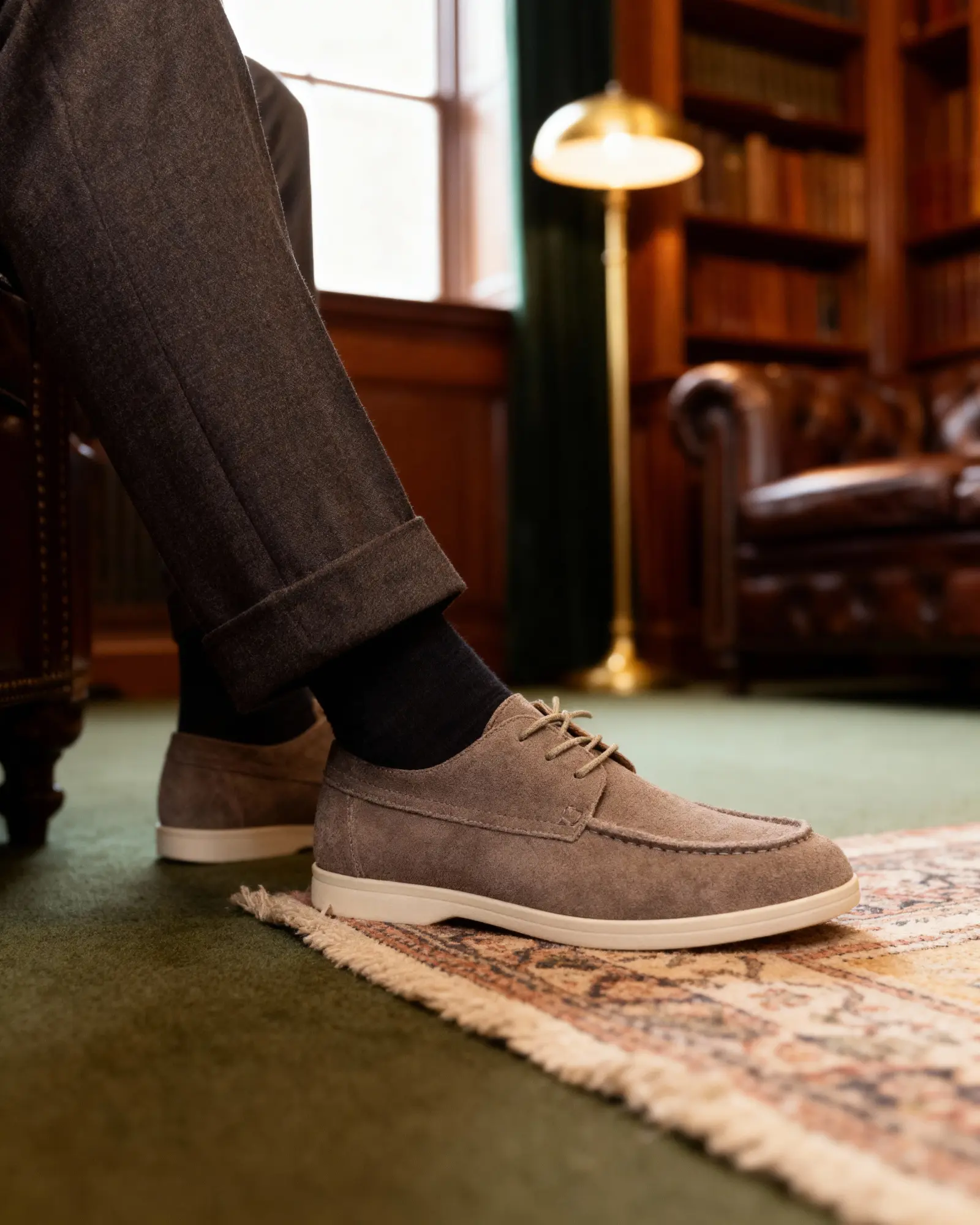 Chaussures en daim premium Old Money avec lacets, couleur moka, taille EU 39, vue de côté.