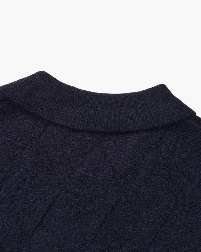 Cardigan en maille Heritage Diamond de Old Money, coupe zip, couleur mocha, porté en taille XS, détail de texture douce et élégante.
