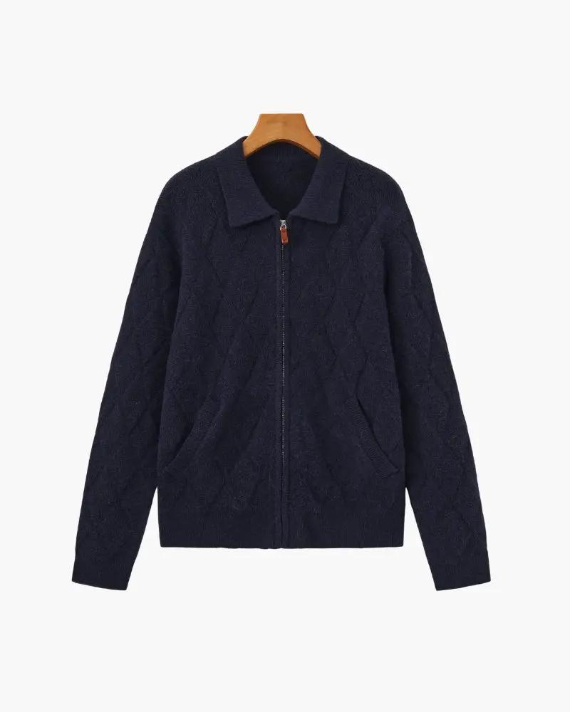 Cardigan en maille Diamond Heritage de Old Money en brun moka avec fermeture éclair, porté par un mannequin.
