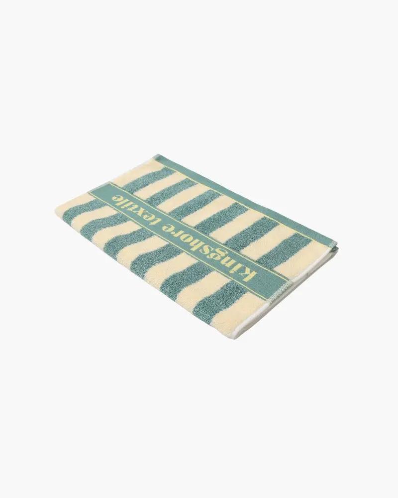 Serviette de main à rayures côtières Old Money, tissu en coton blanc et marine, idéale pour la salle de bain ou la cuisine.