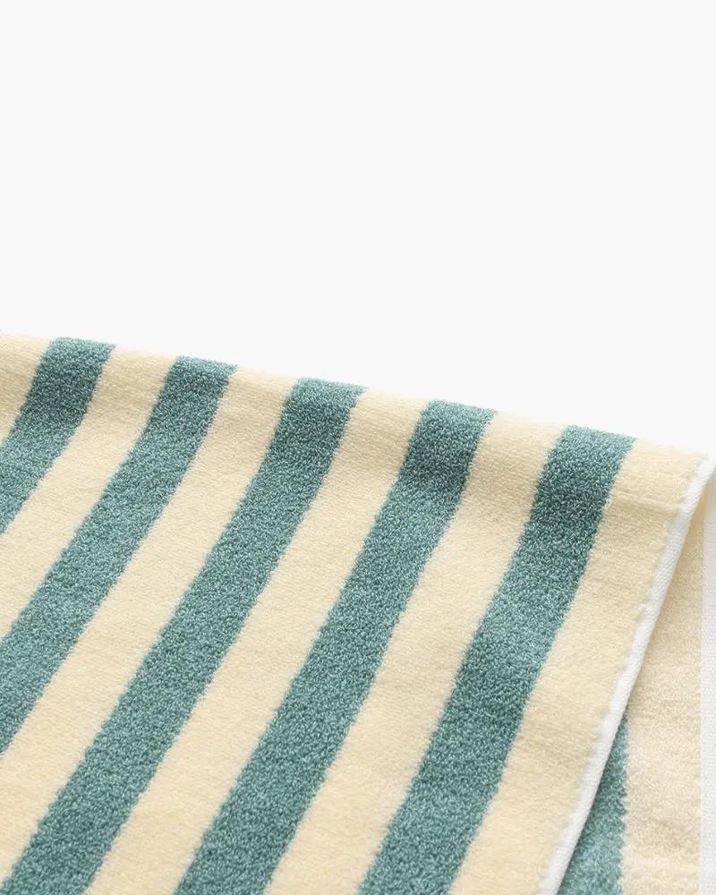 Serviette de main à rayures côtières Old Money en tissu navy, idéale pour la salle de bain ou la cuisine, douce et absorbante.