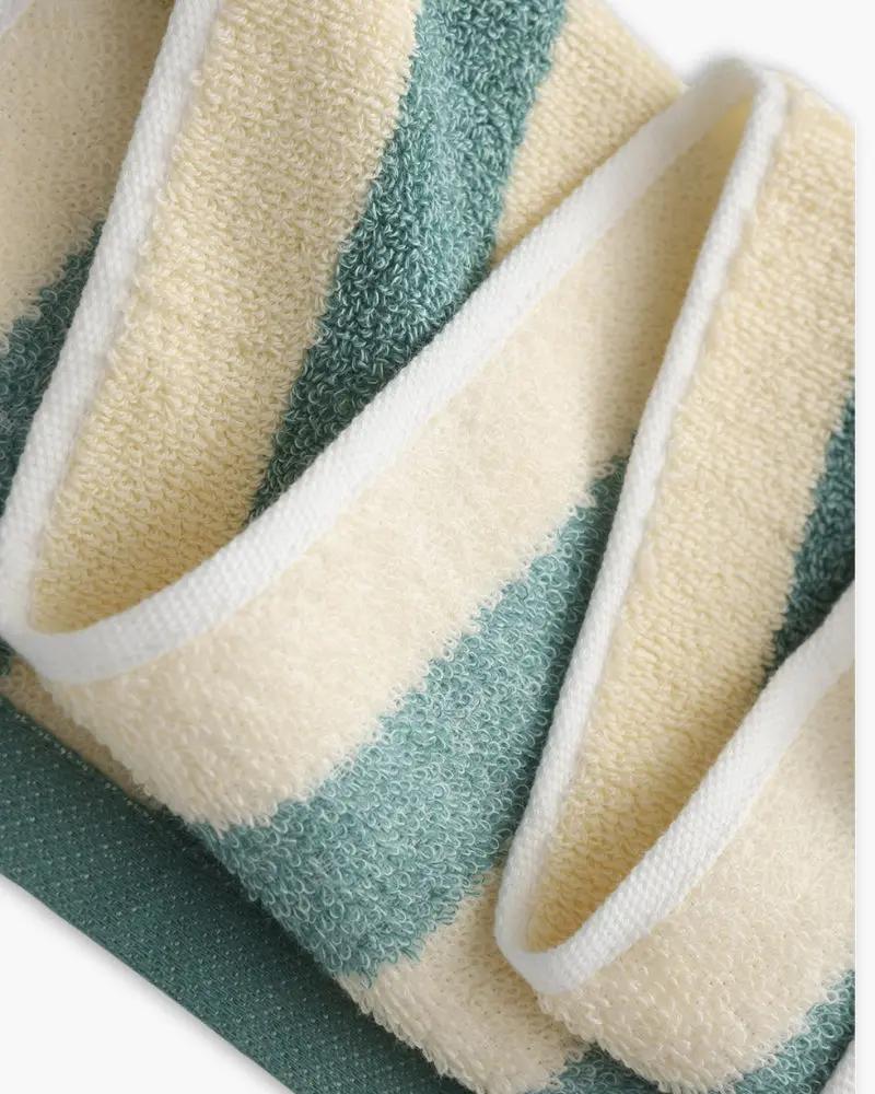 Serviette de main à rayures côtières Old Money en tissu bleu marine et blanc, idéale pour la salle de bain ou la cuisine.