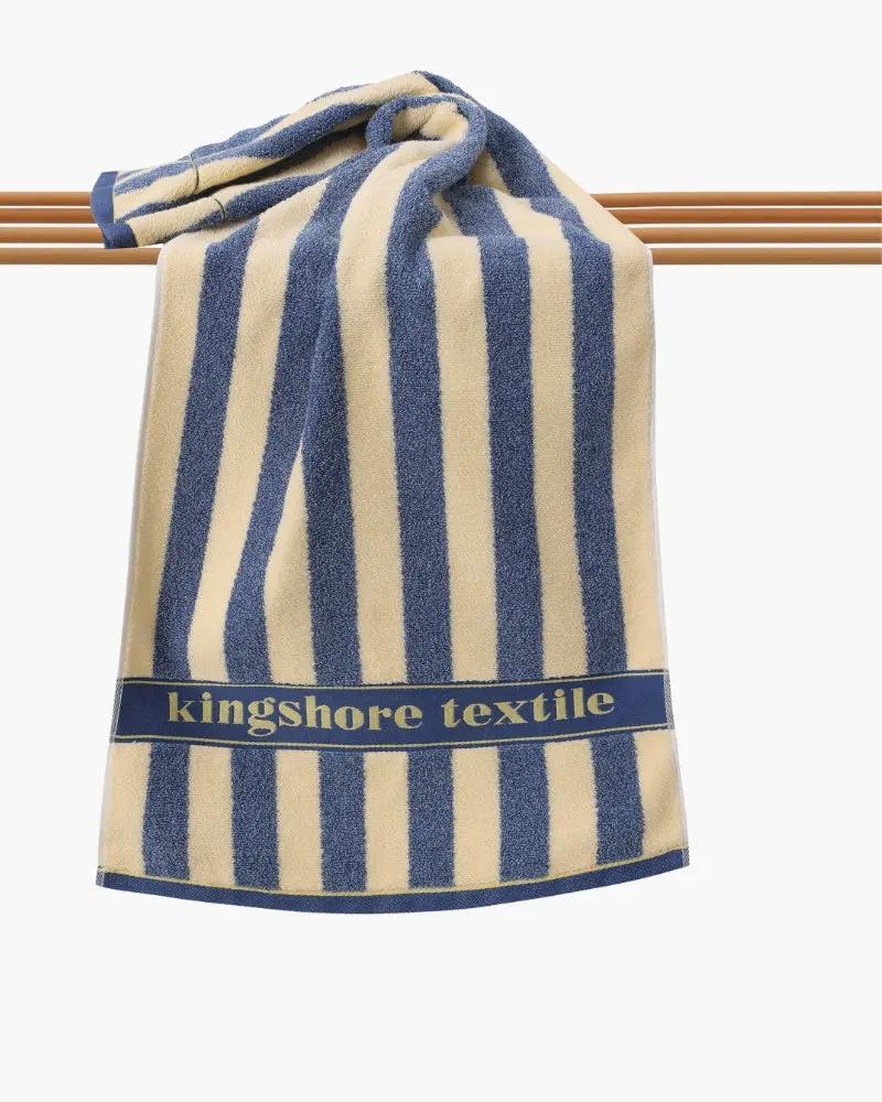 Serviette de main à rayures côtières Old Money, tissu en coton avec rayures bleues et blanches, idéale pour la salle de bain.