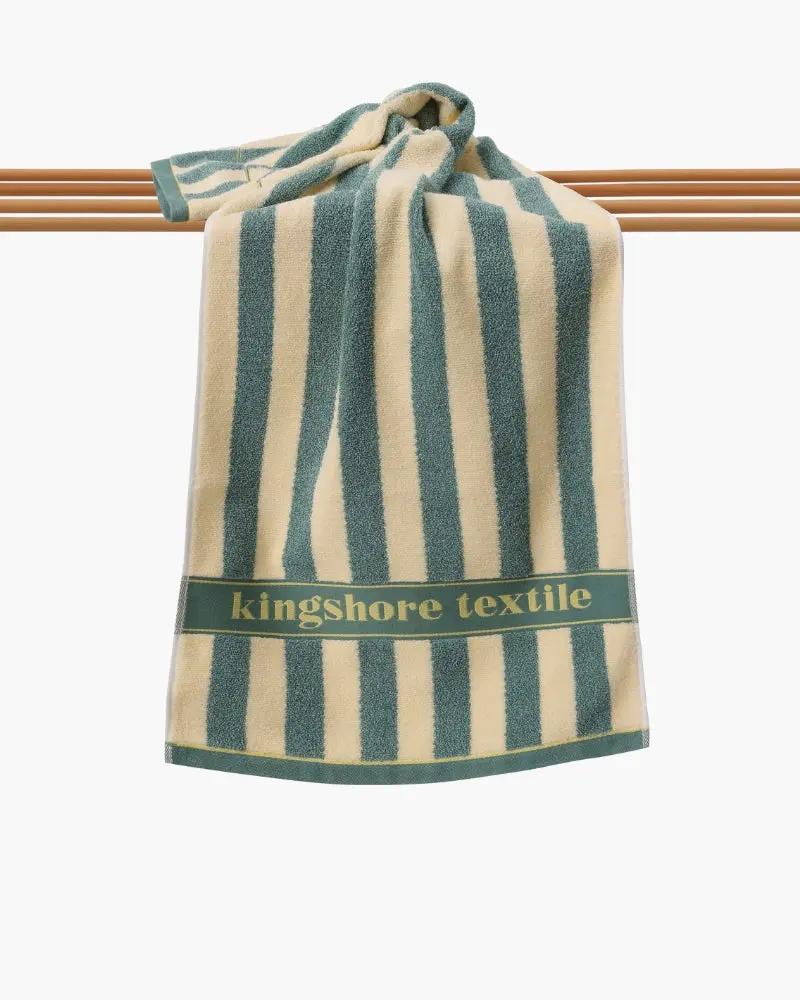 Serviette de main à rayures côtières Old Money, tissu en coton, motif bleu marine et blanc, idéale pour la salle de bain ou la cuisine.
