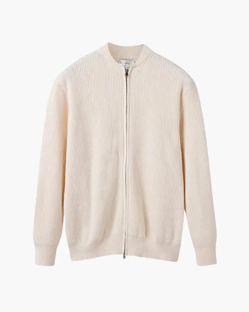 Gilet doux en coton 100 % de la marque Old Money, couleur nude, porté en mode décontractée.